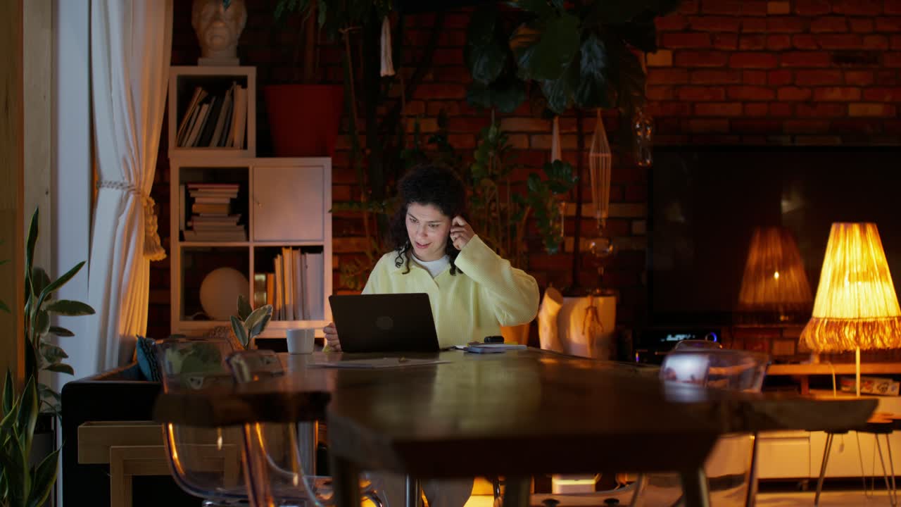 Donna che lavora da casa di notte