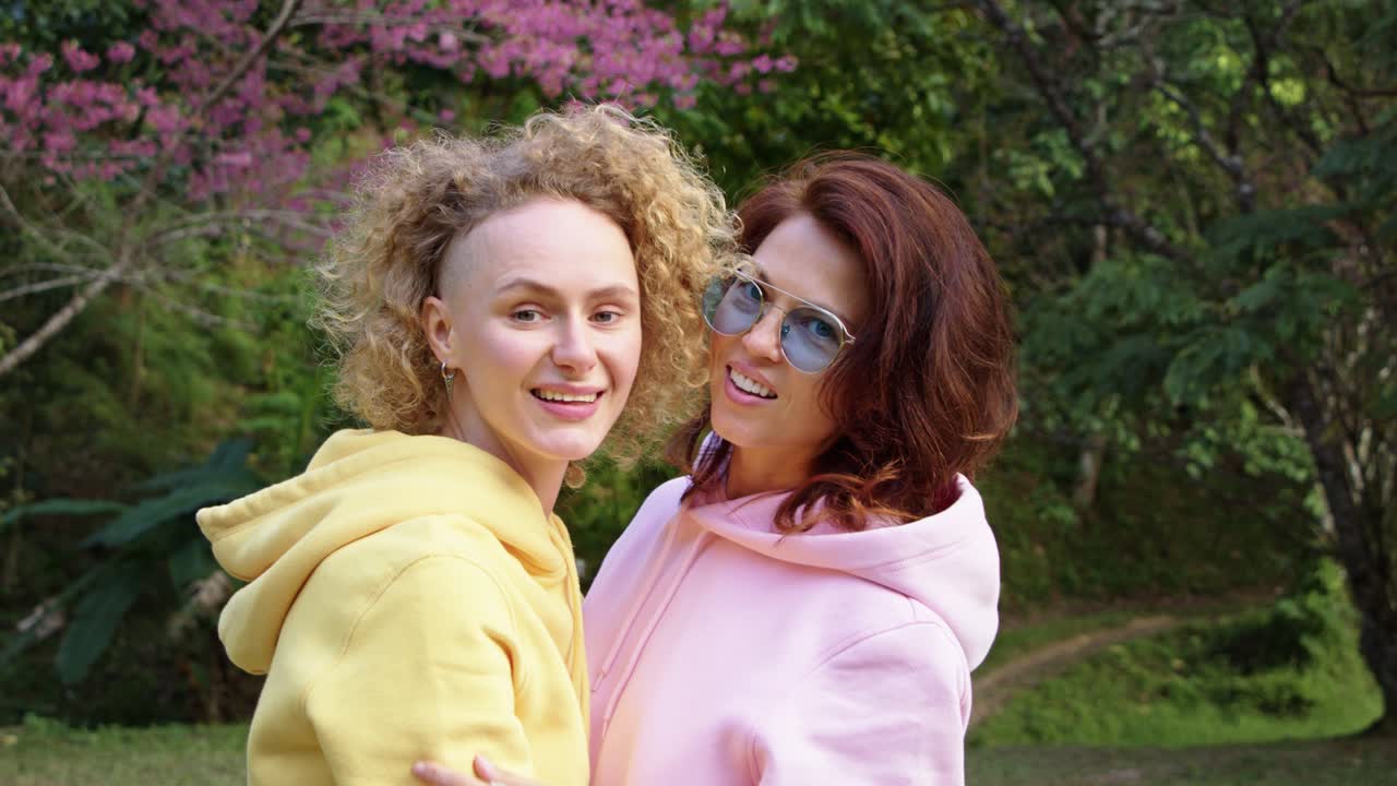 dos amigas posando al aire libre