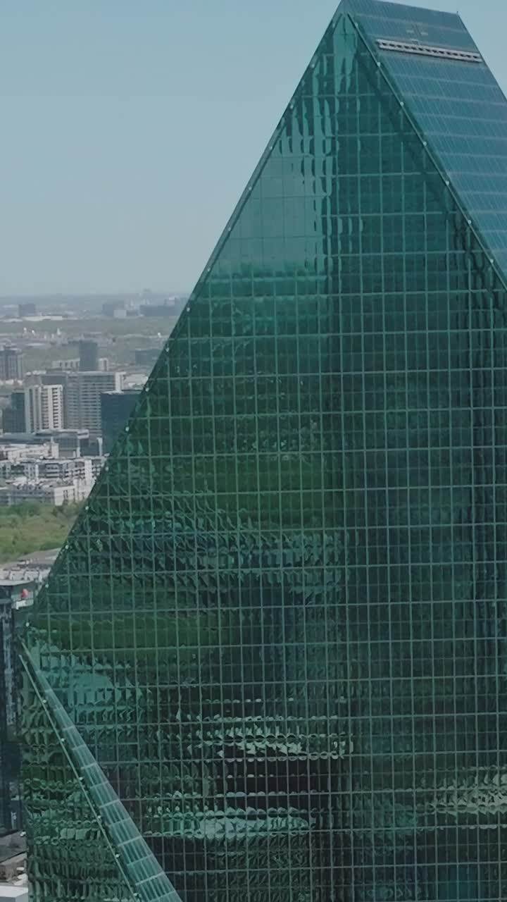 Vista do centro de Dallas, Texas, mostrando edifícios modernos e o layout da paisagem urbana
