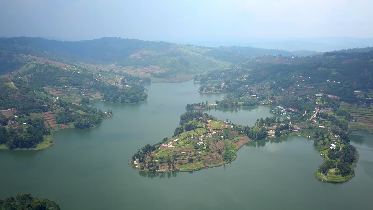 Quang cảnh từ trên cao của những hòn đảo sương mù và ngôi làng ở hồ Bunyonyi, Uganda, Châu Phi