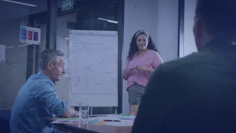 animación de la red de conexiones contra la mujer biracial dando una presentación en la oficina.