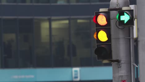 Ampeln-Und-Grüner-Pfeil-Auf-Belebter-Stadtstraße,-Semaphor-Zyklus-Nahaufnahme,-Copyspace