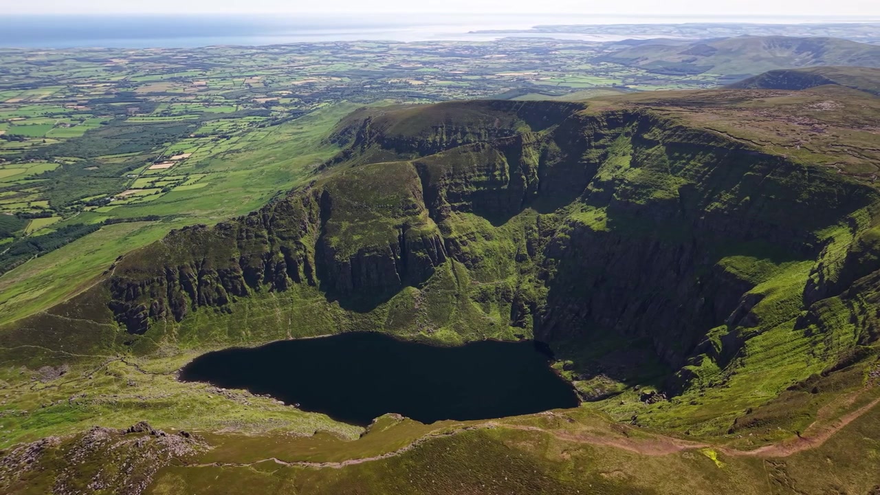Episk flygbild över glaciärsjön Lough Coumshingaun, County Waterford, Irlands landskap.