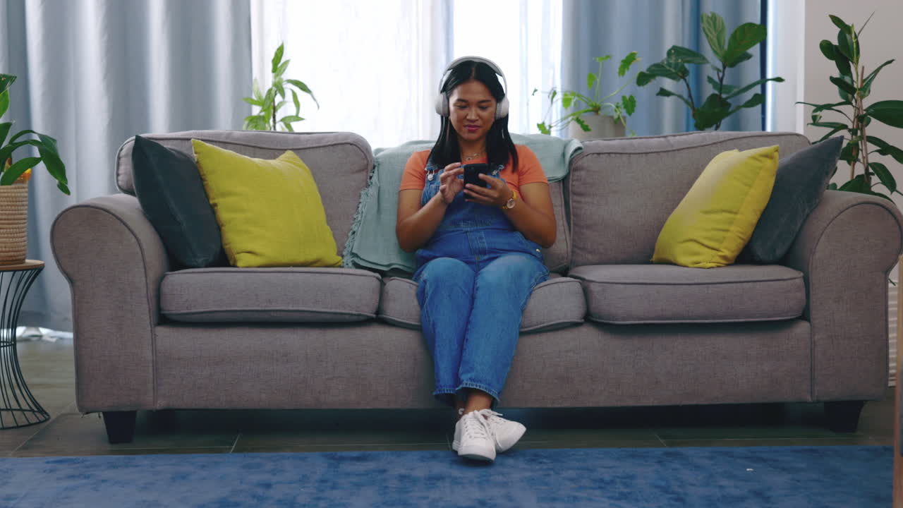 música, relajarse y llamar a la mujer en el sofá