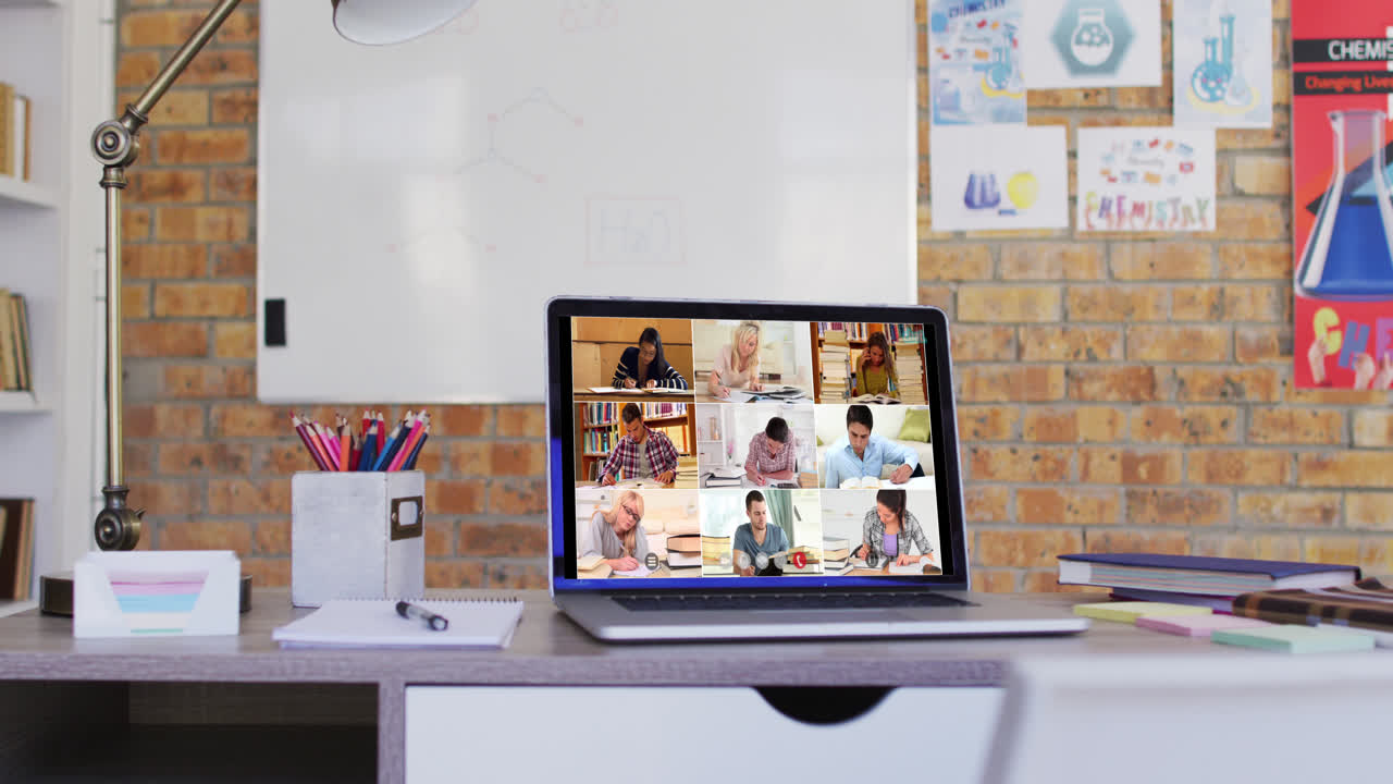 grupo de estudiantes femeninas que aprenden mostrado en la pantalla de la computadora portátil durante una llamada de video