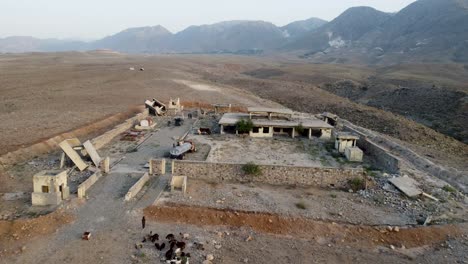 vu d'en haut, le complexe militaire de hesarak est en ruines.