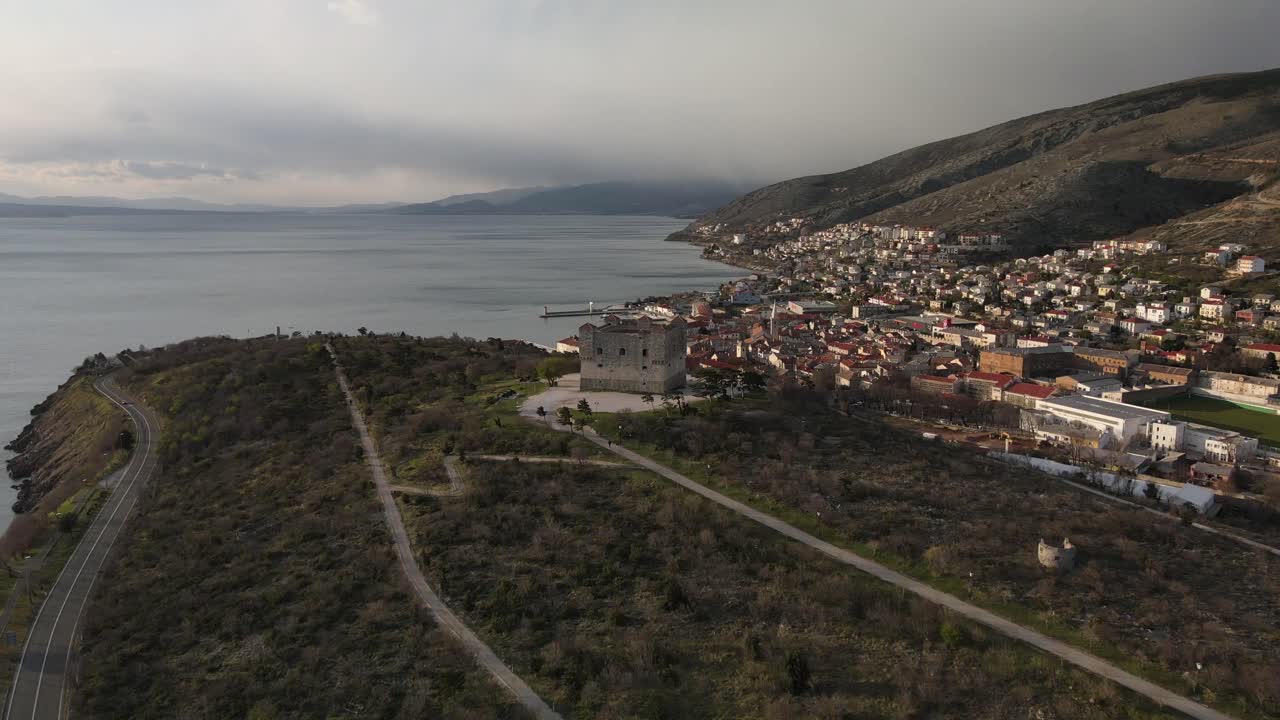 muévete con un dron en una hermosa vista de la fortaleza de nehaj en croacia rodeada por una hermosa ciudad llamada senj