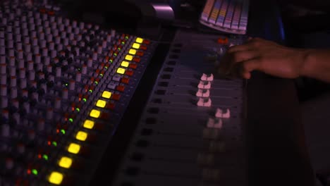 ingeniero de sonido trabajando en una mesa de mezcla