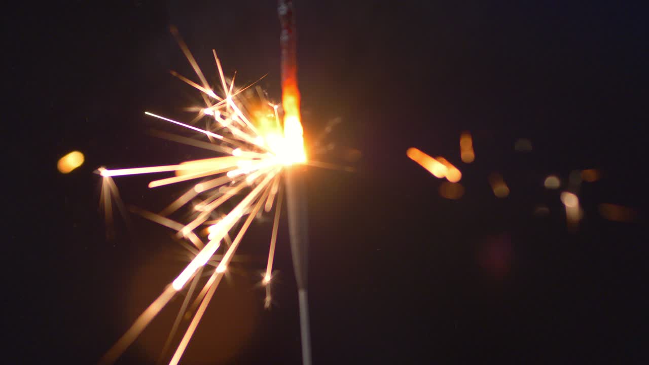 fuego de bengala ardiente y chispas en el fondo desenfocado en 4k