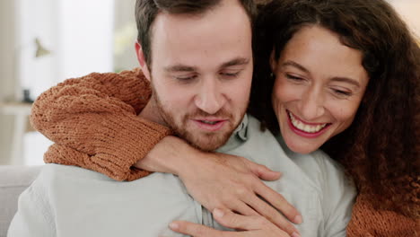 pareja, abrazo y amor en casa feliz