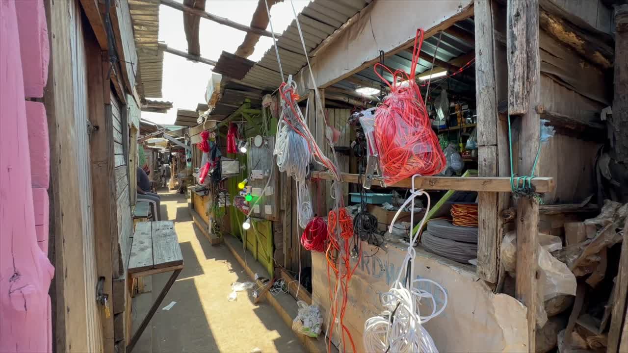 바 마켓에 있는 전기 상품 상점. 말라위.