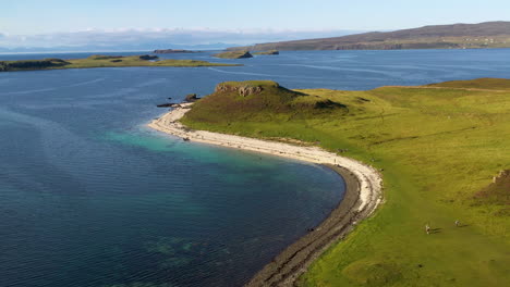 Tiro-De-Dron-Giratorio-De-La-Playa-De-Coral-En-Claigan-Con-Playas-De-Arena-Blanca-Y-Agua-Azul-Tropical,-En-Escocia