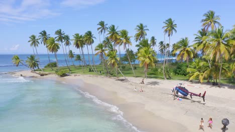 turistas y helicóptero en playa costa esmeralda en verano en miches, república dominicana