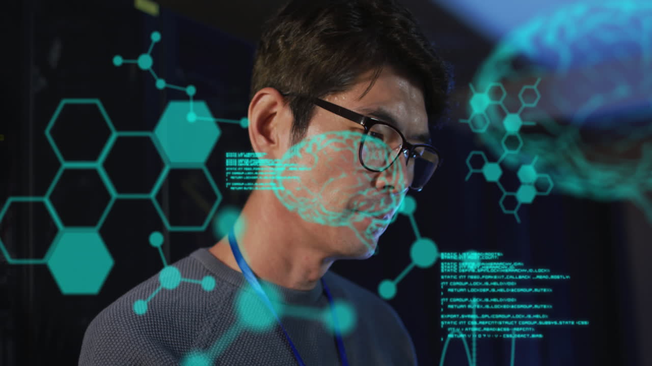animación del procesamiento de datos sobre un trabajador masculino asiático en la sala del servidor