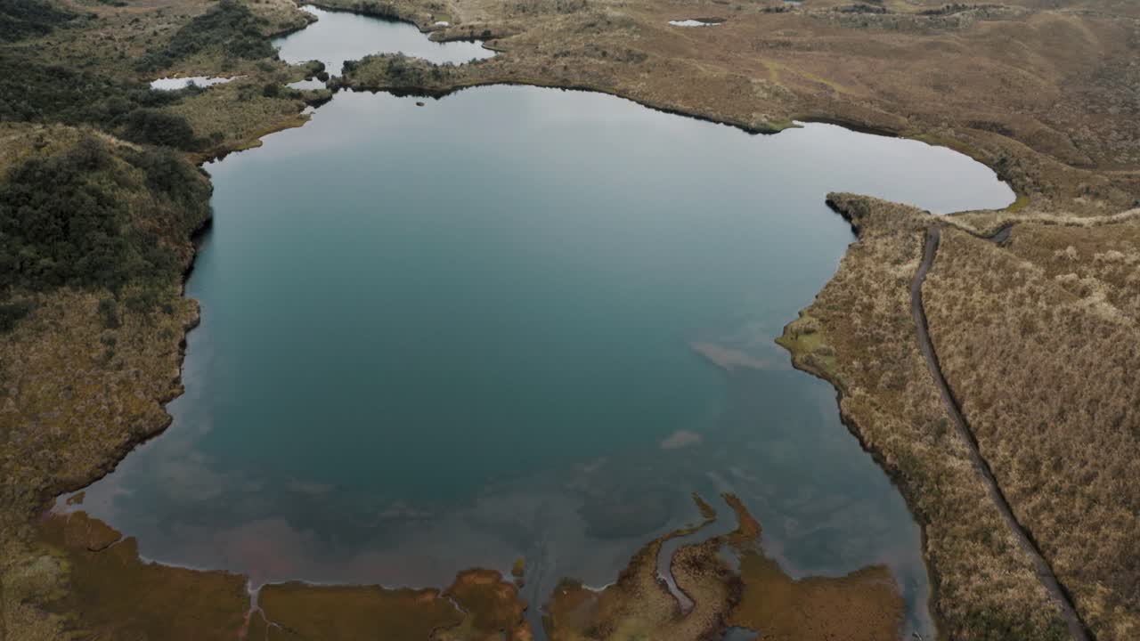 laguna escénica con montañas de bosque andino en la reserva ecológica cayambe-coca cerca de papallacta, ecuador