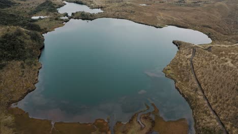 Laguna-Escénica-Con-Montañas-De-Bosque-Andino-En-La-Reserva-Ecológica-Cayambe-coca-Cerca-De-Papallacta,-Ecuador