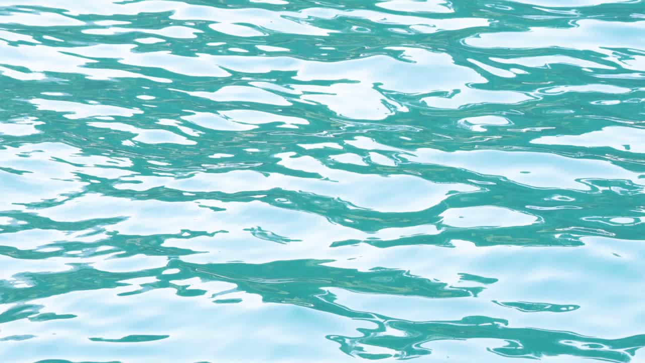 은 날에 부드럽게 움직이는 파도