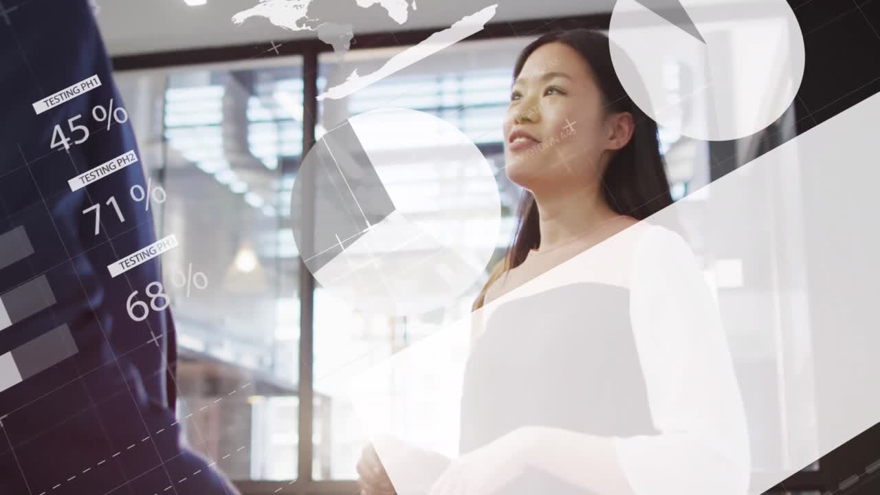 사무실에서 토론하는 다양한 동료의 낮은 각도 뷰를 통해 인포그래픽 인터페이스의 애니메이션