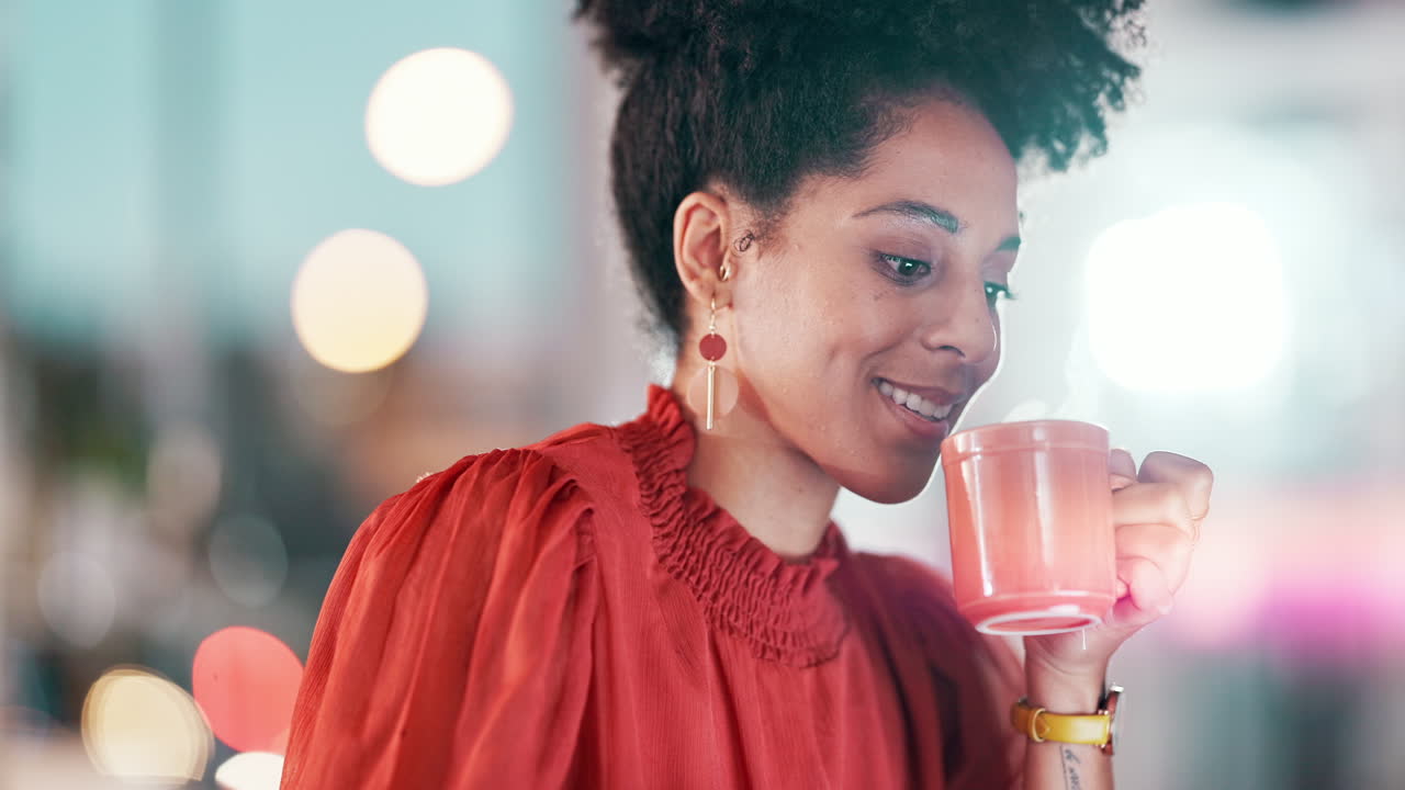 mujer negra en los negocios, sonrisa con café