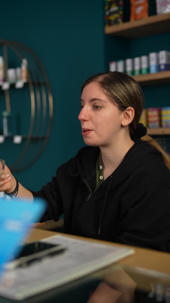 mujer bebiendo café en una tienda