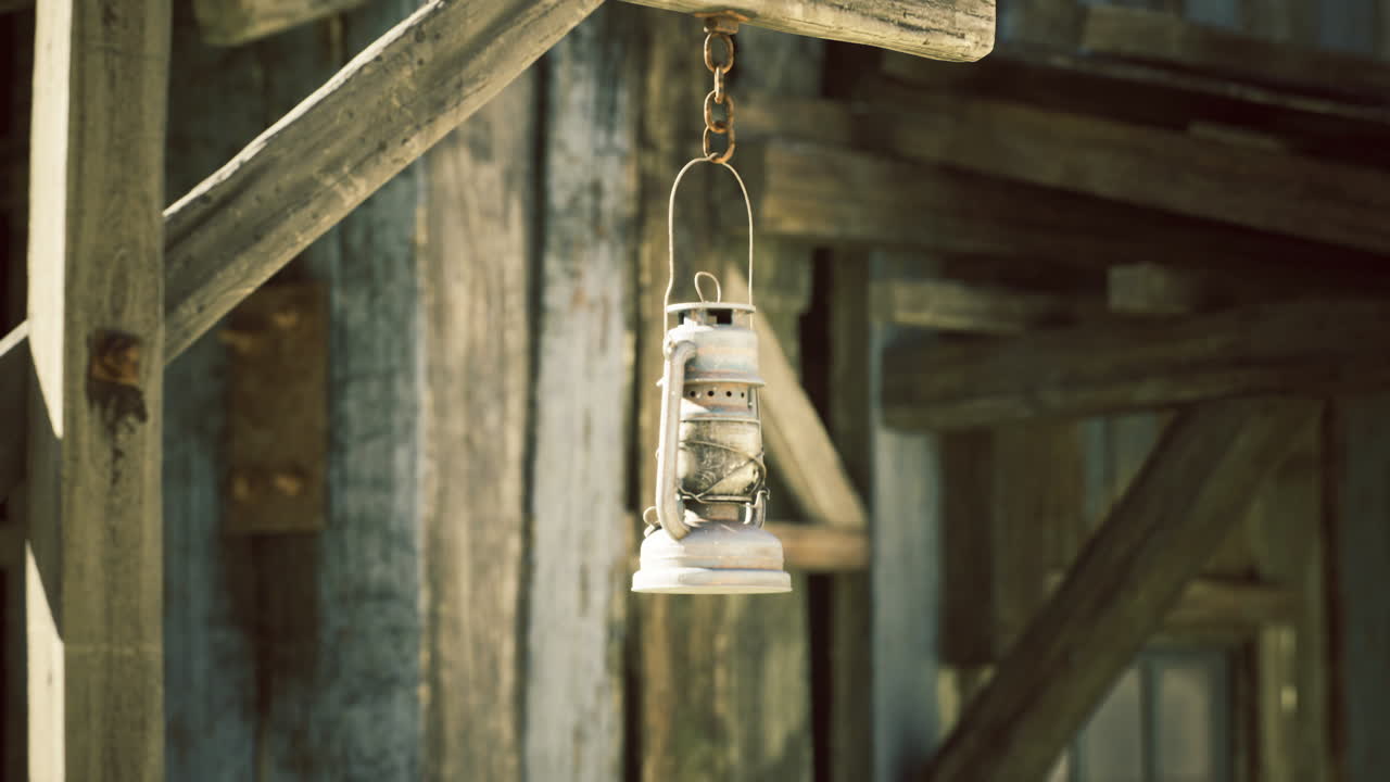Lanterna vintage appesa a una struttura di legno in un'ambientazione rustica