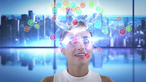 una mujer sonriente está usando gafas futuristas.