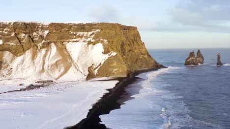 4K-Drohne,-Luft--Und-Filmaufnahmen-Des-Isländischen-Diamantstrands-Mit-Wellen,-Die-Auf-Die-Gletscher-Treffen,-Und-Der-Wunderschönen-Landschaft