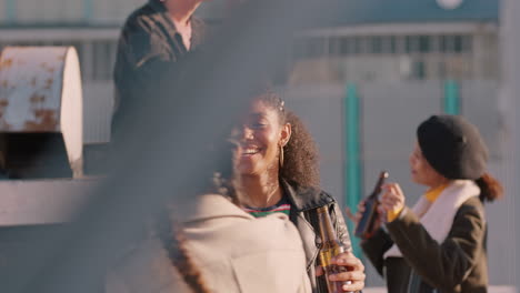 feest op het dak, vrienden dansen, genieten van de zomervakantie, alcohol drinken, vieren op een zonnig weekend in de stad bij zonsondergang.