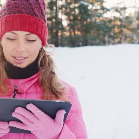 Junge-Frau-Verwendet-Ein-Tablet-Mit-Der-GPS-Navigation-In-Verschneiten-Wäldern-3