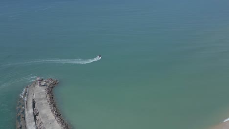 Boot-Bewegt-Sich-In-Der-Nähe-Des-Leuchtturms-Auf-Der-Einsamen-Strandinsel-An-Der-Algarve