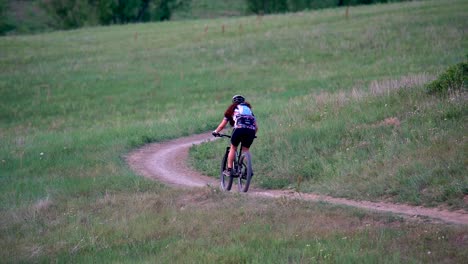 Ciclista-De-Montaña-Montando-En-Sendero-En-Cámara-Lenta