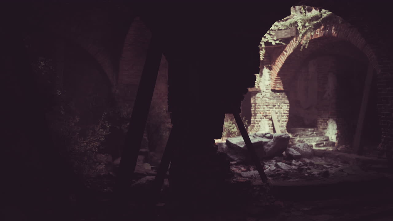 sombras misteriosas en un antiguo arco débilmente iluminado durante la exploración