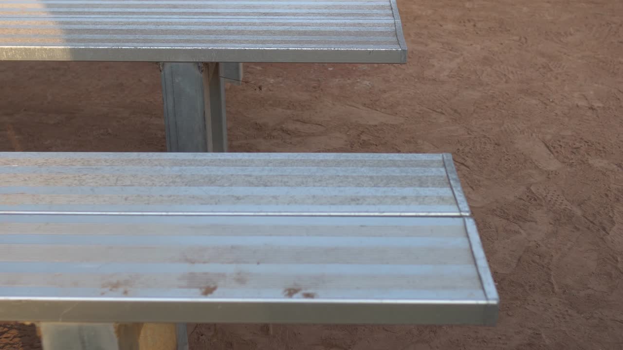 un primer plano de sillas en el campo de béisbol. un tiro de inclinación de abajo hacia arriba.