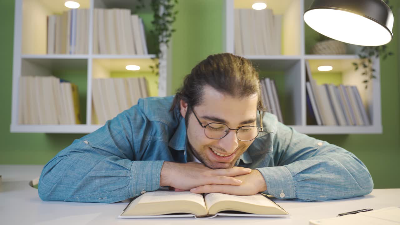 es un estudiante guapo y gracioso.