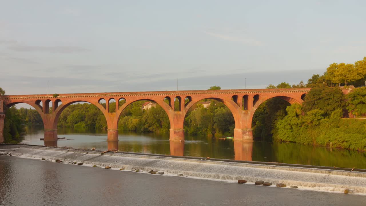 Il Pont Neuf (Ponte Nuovo) che attraversa il fiume Tarn con la diga ad Albi, Francia - campo largo