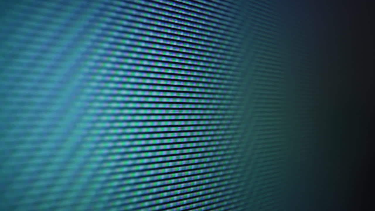 Imagens coloridas mudando em tela LCD de TV moderna, em macro.