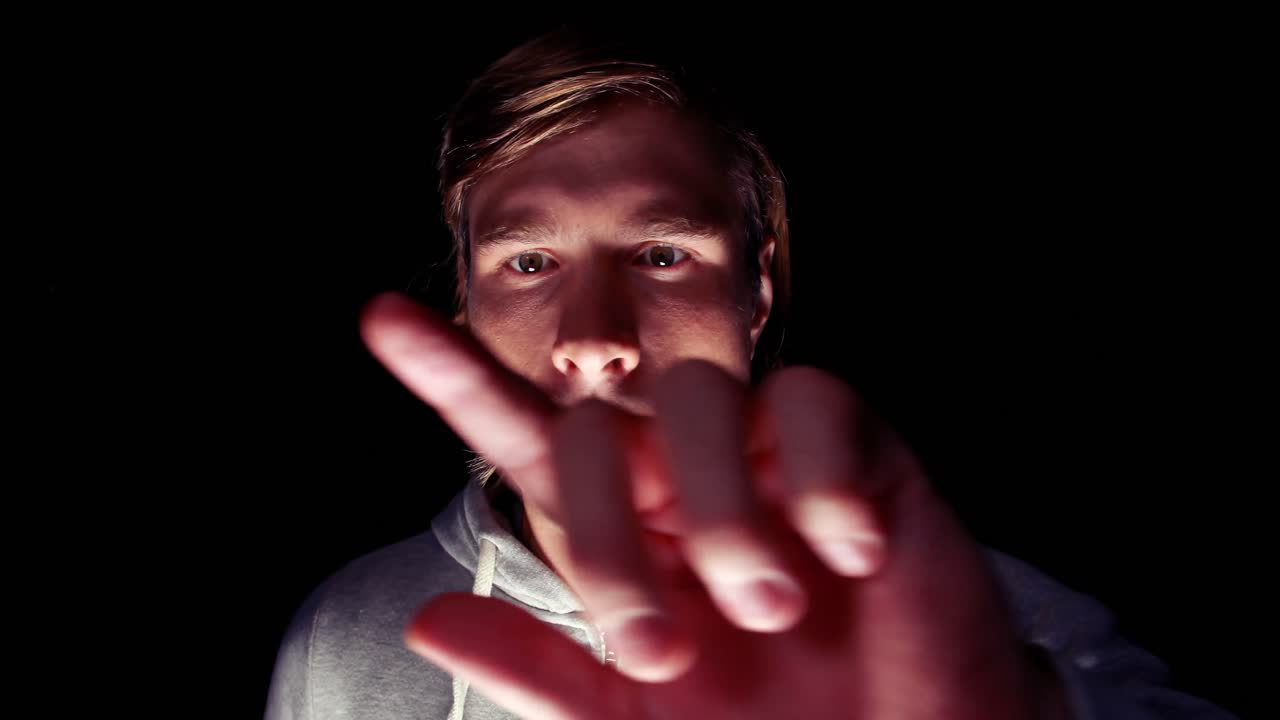 hacker usando pantalla táctil para robar la identidad