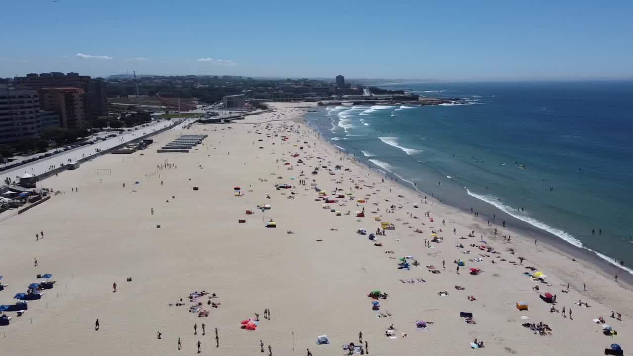 vista aérea de una playa en matosinhos