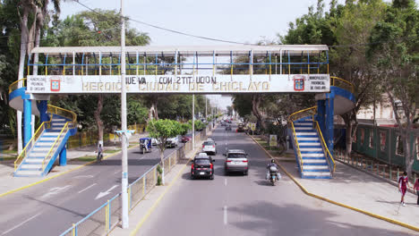 Acercamiento-Largo-Con-Drones-En-La-Carretera-Mientras-Los-Autos-Conducen-Debajo-De-Un-Puente-En-La-Ciudad