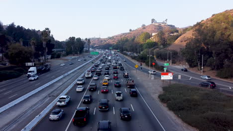 Dron-De-Tráfico-De-Los-Ángeles-Disparado-Por-Detrás-En-La-Autopista-101