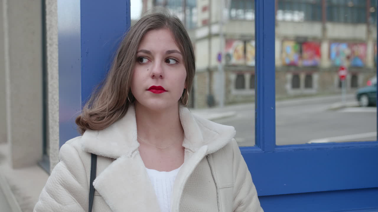 hermosa joven rubia esperando a alguien