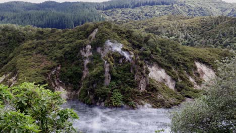 Weitwinkelaufnahme-Eines-Bratpfannensees,-Aus-Dem-Dampf-Aus-Fumarolen-Austritt