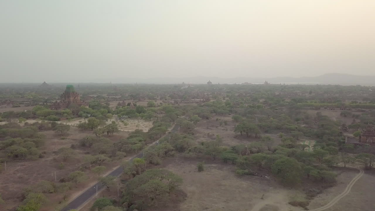 Antica città di Bagan, Myanmar, con oltre 3000 templi al tramonto