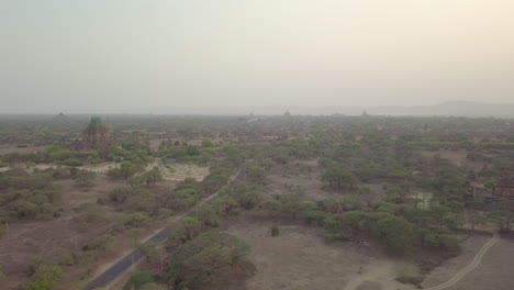 ciudad vieja de bagan, myanmar con más de 3000 templos durante la puesta de sol