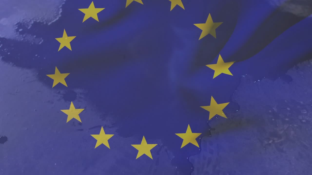 Emblema della bandiera UE che ondeggia su tessuto in primo piano, brezza che fa spostare e ruotare le stelle per il branding