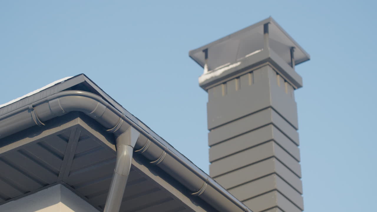 detalle del techo y la chimenea de una casa