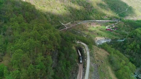 viaje en tren en un túnel cerca de la ciudad de flam en noruega, vista aérea