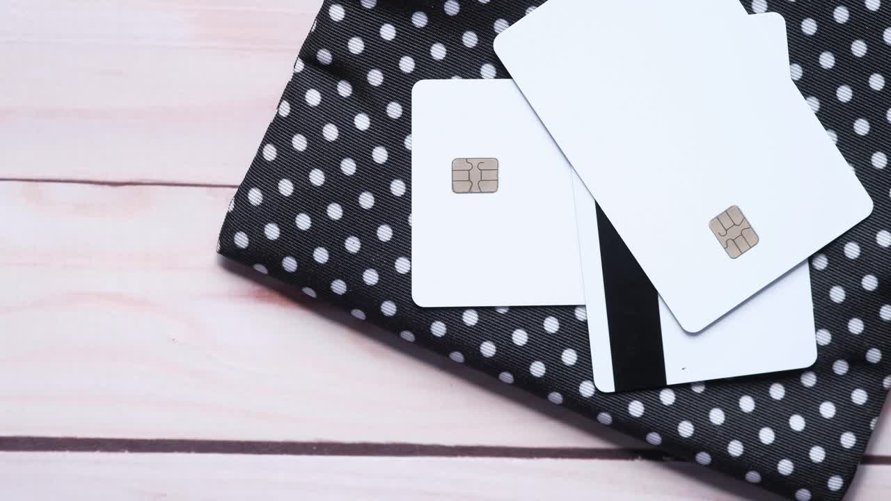 tarjetas de crédito en la tela de polca punto