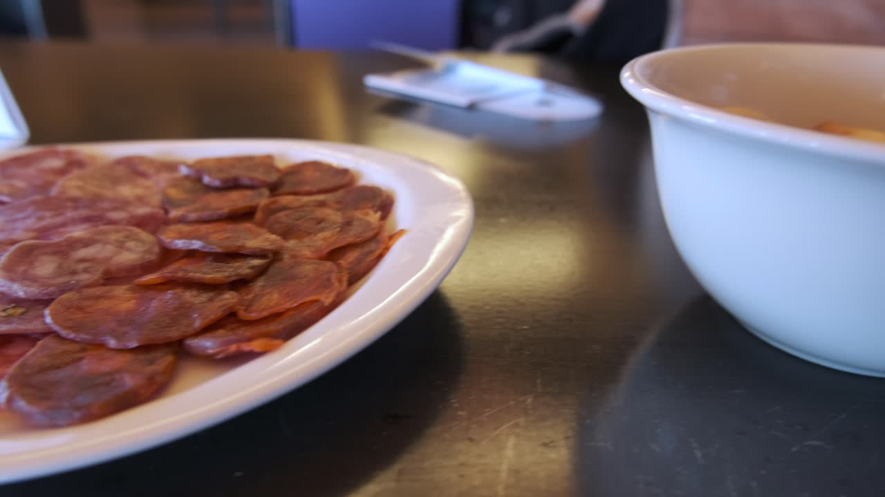 chorizo español y salchichón durante una sesión de cata de vinos en españa, la rioja