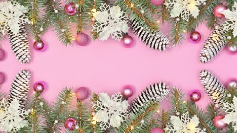 hermoso arreglo de navidad de ramas de pino con adornos y luces parpadeantes aparecen en el tema rosa pastel. detener el movimiento